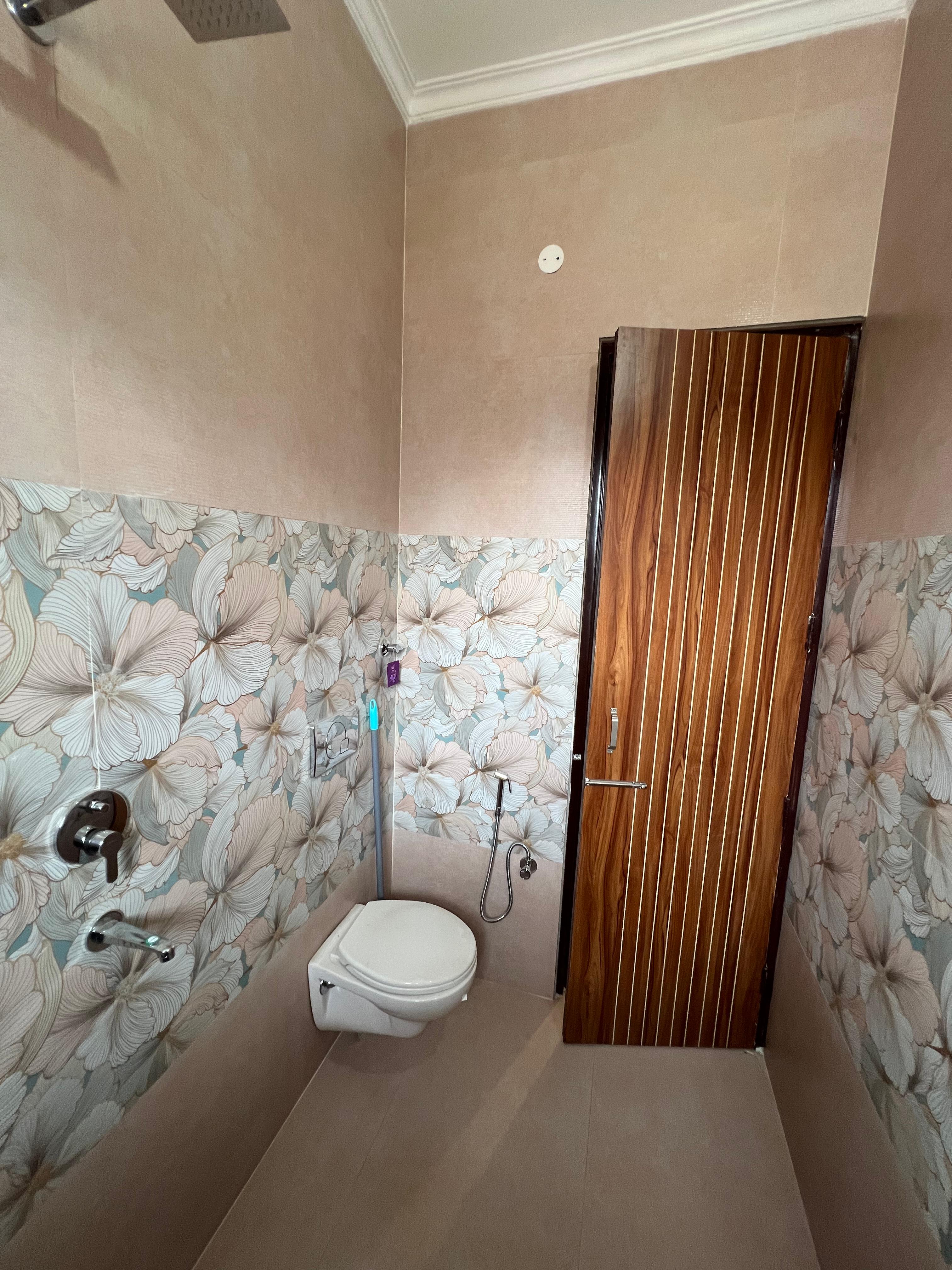 3BHK LUXURY FLATS BOTH SIDE OPEN INDEPENDENT FLOOR FOR SALE IN PRIME LOCATION .